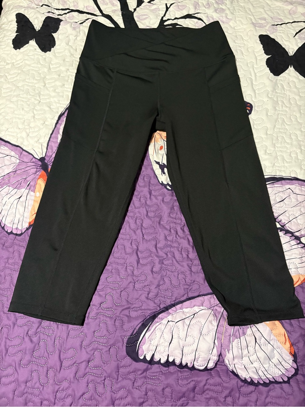 Earth Yoga Black Cropped High-Waist Capri Leggings